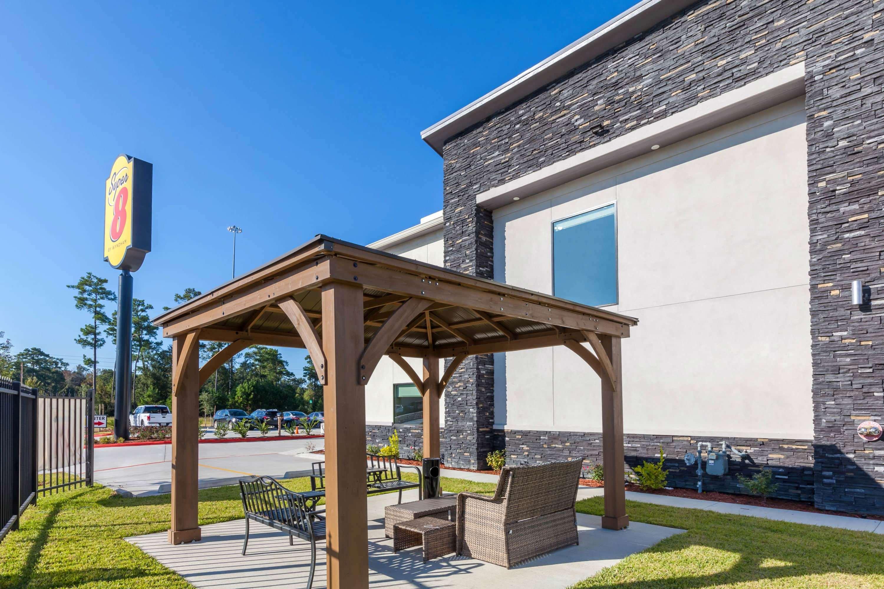 Super 8 By Wyndham Kingwood Houston North Hotel Porter Exterior photo