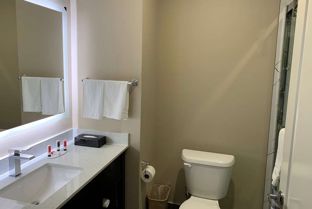 Super 8 By Wyndham Kingwood Houston North Hotel Porter Room photo